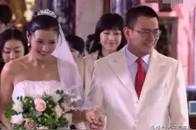 父母含辛茹苦养大我，供我读大学，结婚时，我却不敢认他们。图片