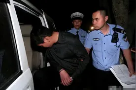 农民工李景峰，回家探亲掐死父亲，自首后村民包围警车，结局如何图片