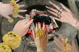 哈哈一笑！搞笑动图：回家过年都准备好了吗？烤火必备首饰。图片