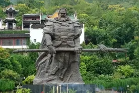 张飞墓前松柏为何不长树干？百年来难以解释，当地村民却轻松道破图片