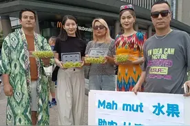 创业青年艾力 在上海陆家嘴推介新疆水果图片