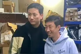 疯驴子扮演者走红仍低调！打扮朴素独自寄快递，与粉丝合照无架子图片