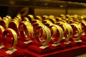 又涨疯了！金价连续3天创新高，有人连夜找祖传金镯……图片