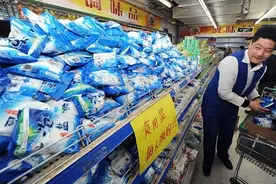 买食盐，“1元盐”和“10元盐”到底有啥区别？超市员工说出实情图片