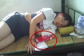 工地上的女安全员，在宿舍睡觉忘了把东西收起来，好尴尬:)图片