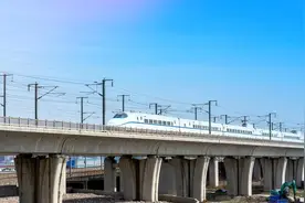 峭壁之上“穿针引线”图片