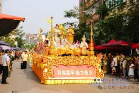 迎花车，赛龙舟，勐罕镇泼水节开始啦！图片