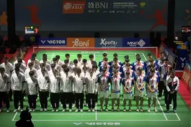 亚羽联现场组织为张志杰默哀，国羽队友催泪一幕：赢球后跪地指天图片