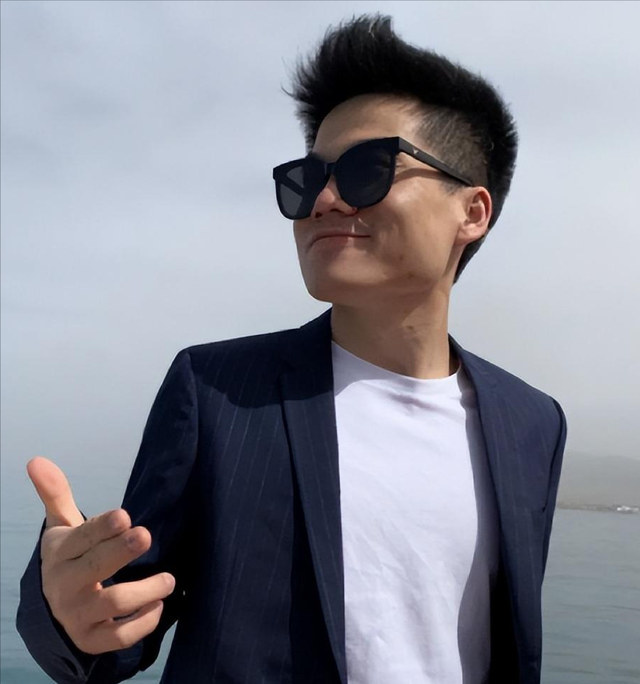 获得央视奖项仅5个月，董宇辉再亮新身份，原来他还有一张好牌