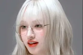 韩国女团金志垣，金发搭金丝眼镜美炸了图片