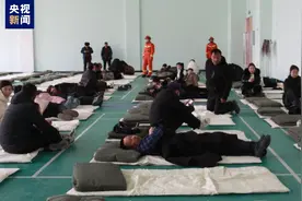 大风沙尘天气致3600余辆车上万人滞留，青海茫崖多部门疏导安置图片