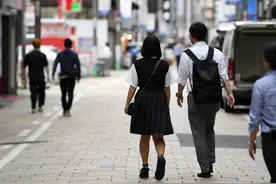 日本妹子找30个“糖爹”包养年赚6千万，又用这钱包养两情夫？图片