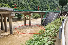 高速大桥突然垮塌！陕西降雨有多强？亲历者发声：有人拦车没停图片