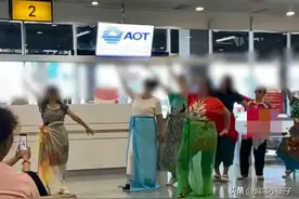 大妈们在曼谷机场跳舞被质疑丢脸，你怎么看？图片