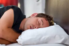 半夜总醒来，是肝癌先兆？经常睡到凌晨就醒，或是4个原因作乱图片