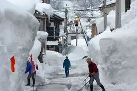 日本降下特大暴雪，积雪厚达4.65米，比公交车还高！降雪还将持续图片