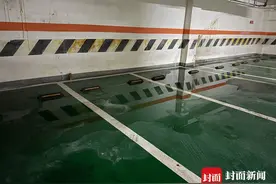 成都一小区地下室冒水一周引居民担心 官方回复：水来自地下河，正在维修图片