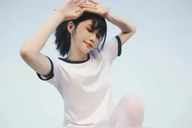 天台少女白丝写真图片