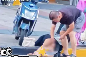 女子街头晕倒失去意识，一男子竟直接猥亵倒地女子，摸其隐私部位图片