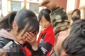 最美残缺90后拾荒者，与资助女孩第一次见面，女孩瞬间泪流满面图片