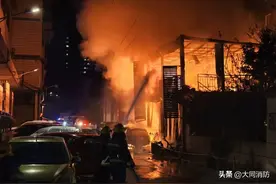 昆明一临街商铺凌晨起火，街边多车受损图片