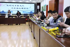 清明时节祭英烈 手作菊花寄哀思图片
