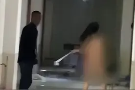 集宁师范女生裸体进男生宿舍！一丝不挂在楼道大闹，现场画面炸裂图片
