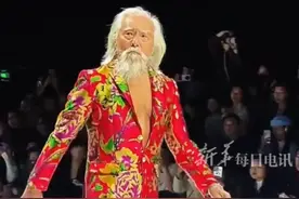88岁中国大爷T台走秀，虎虎生风！网友：38岁已不愿走路！图片
