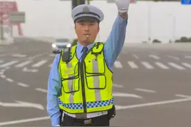网友怒赞的“变装哥”，帅气一直在线!图片