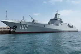强度越来越大，055大驱抵近菲船，9船齐上包围，菲走投无路要讲和图片