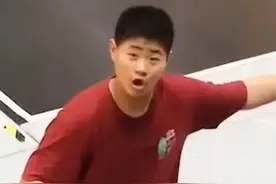 笑不活了！男孩在游乐场玩，被一小女孩叫叔叔，气愤的找妈妈评理图片