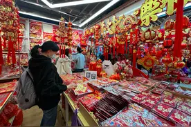 市民争相选购春节饰品，磁吸式春联、福字成“新宠”图片
