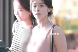 粉红色紧身T恤的小姐姐，身材也太好了吧，爱了爱了图片