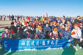 “希望我也能搭乘神舟飞船遨游太空”——乌鲁木齐市第76小学20余名师生现场观礼神舟十七号发射图片