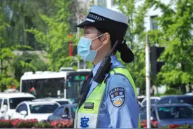 一张罚单的缘分，山东美女对帅气交警一见钟情，最后如愿修成正果图片