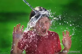 孩子在学校从三楼向下泼水！母亲如法炮制，现实教育获网友称赞！图片