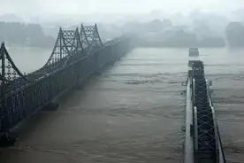 鸭绿江暴雨成灾，丹东市岌岌可危图片