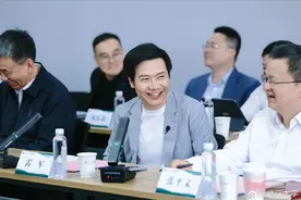 雷军把YU7换成新头像，回应“凌晨5点在武大拍樱花”图片