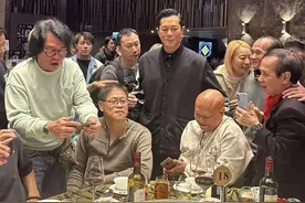 53岁古天乐与70岁成龙同台，一个“蜡像脸”一个自然，差距太大图片