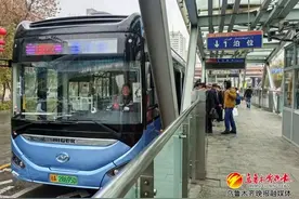 @乌鲁木齐市民 城市快速公交BRT换新车了图片