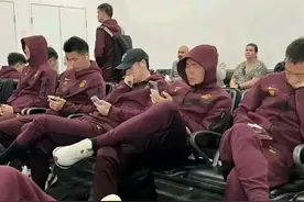 国足备战澳大利亚，机场集体玩手机引外国人围观！这哪是来比赛的图片