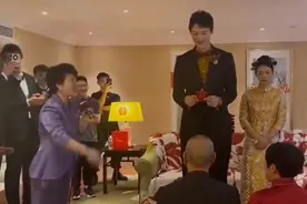 男篮国手王哲林低调完婚，给岳父双手敬茶高喊“好爸爸”，杜锋、郭士强等现场送祝福图片