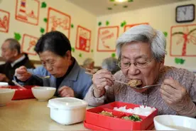 老人晚年能吃是福？医生：饭量和长寿确实有关，可惜多数人不会吃图片