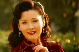 因长相太美无人敢追，父亲为她不再续娶，何赛飞的魅力究竟有多大图片