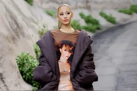 “A妹”Ariana Grande现身街头，身穿羽绒服内搭大码T恤靓丽休闲图片