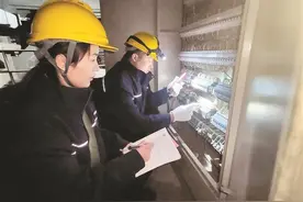 穿梭于20余米高的候车大厅天花板上 高铁站里 看不见的“马道医生”图片