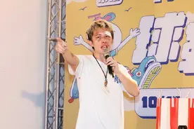孙安佐被打到满脸淤青，狄莺落泪心疼，面对镜头仍旧不忘耍帅图片
