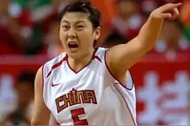 她被称女篮一姐：打球勇猛，二婚嫁同行生双胞胎，37岁当大学老师图片