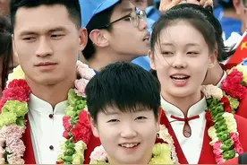 奥运冠军香港行！孙颖莎成为团宠，合影忙不停，王曼昱陈梦懂了！图片