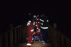 女子登山探险受伤，夜晚被困山顶，消防火速救援图片